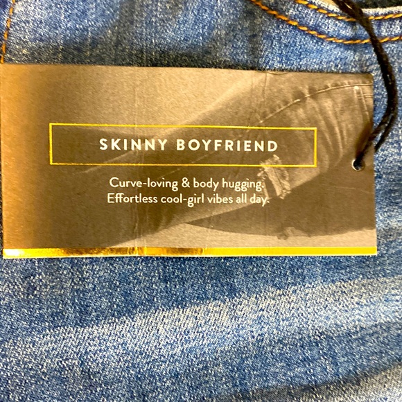 Refuge Boyfriend Distressed Jeans NWT - Picture 7 of 16